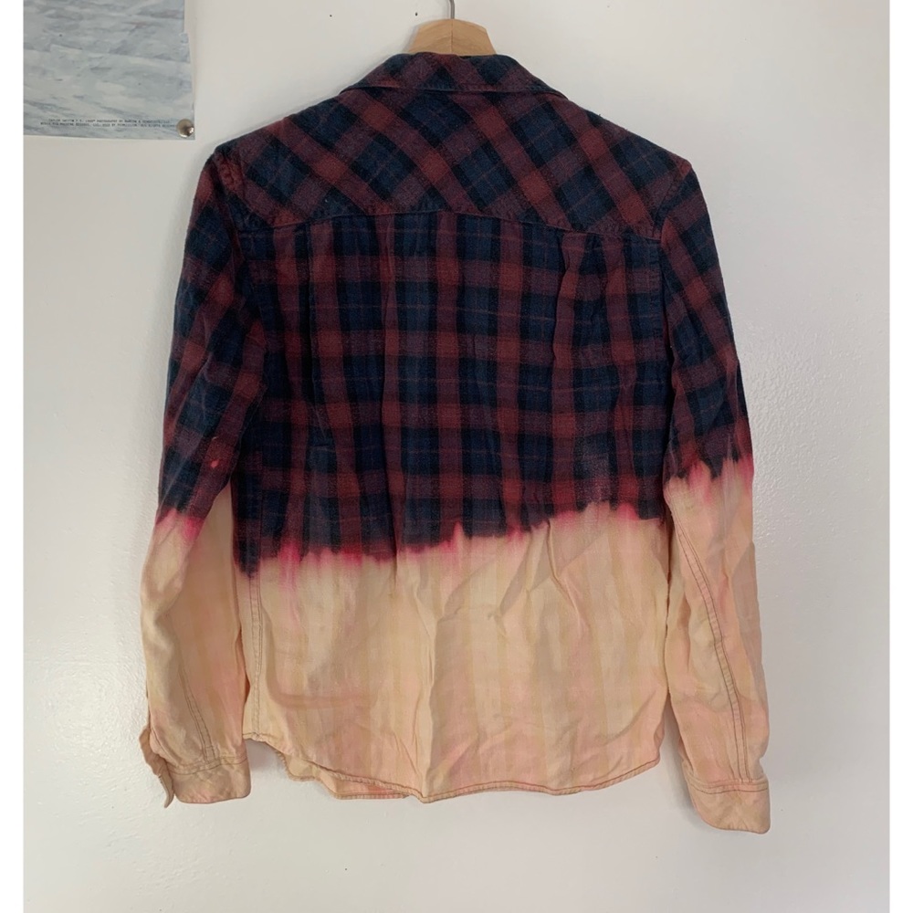 🚫SOLD🚫Bleach dyed flannel - Picture 2 of 3